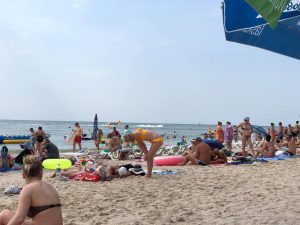 Сколько отдыхающих на пляжах Кирилловки и какие цены (ФОТО)