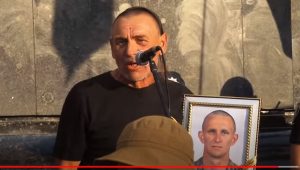 “Я проклинаю тебя и все кодло, которое вокруг тебя”, – отец погибшего солдата Журавля – Зеленскому. ВИДЕО