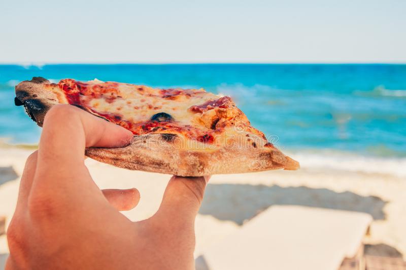 Служба «Кирилловка24» поможет с жильем на море и накормит пиццей