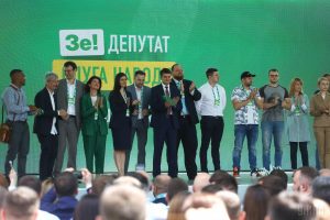 Ряд “слуг” отличились покупкой автомобилей в разы дешевле рыночной стоимости