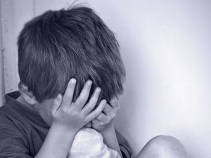 Заставляли кушать испражнения собаки и насиловали: банда подростков устроила “ад” для 6-летнего мальчика