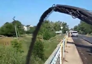 В “Альткоме” извинились за высыпанный асфальт в реку под Бердянском (ВИДЕО)