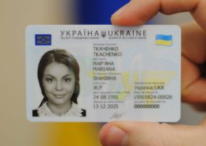 Украинцев заставят обменять бумажные паспорта на ID-карты: сколько это стоит