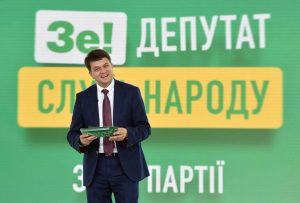 “Слуга” средь бела дня пробивал колёса авто, – нардеп, опубликовавший ВИДЕО