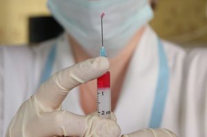 Под медицинским присмотром почти 300 детей: на запорожском курорте в лагере выявили COVID-19