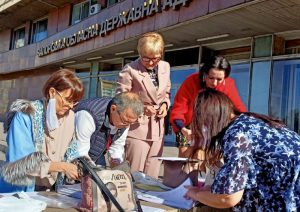 Экомитинг: в запорожские мэрию и ОГА передали резолюцию с тысячами подписей (ФОТО, ВИДЕО)