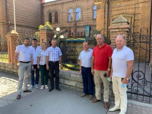 Губернатор и депутат «Батькивщины» открыли спортзал в Запорожской области