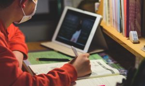 В школах, работающих на “дистанционке”, разрешили менять систему оценивания