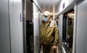 Поезд пришлось остановить из-за двух неадекватных девушек: бегали голыми и буянили (ВИДЕО)