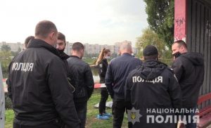 Прямо на остановке нашли тело убитой женщины: подробности ЧП в Киеве (ФОТО, ВИДЕО)