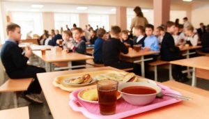 Без сосисок и жареного: чем будут кормить детей в школьных столовых