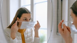Выявлен симптом, при котором COVID-19 чаще проходит в легкой форме