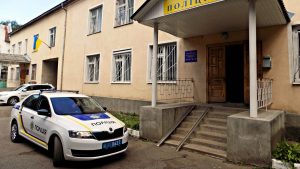 Две учительницы подрались на глазах у первоклассников: подробности скандала под Ровно (ВИДЕО)