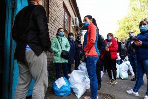 В Запорожье члены избирательных комиссий грелись в автобусах и спали на столах (ФОТО)