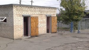 Санузлы на улице и без отопления – родители учащихся одной из запорожских школ возмущены происходящим (ФОТО)