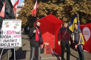 В Запорожье партия Шария провела акцию против распила мэром бюджетных денег