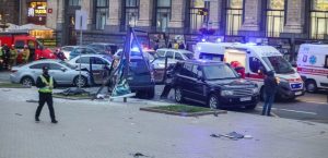 Потерял сознание за рулем: на Майдане в Киеве внедорожник въехал в толпу людей (ФОТО, ВИДЕО)