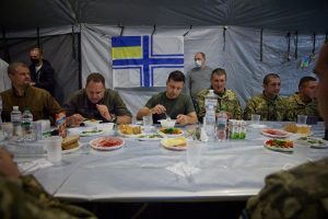 Зеленский выложил фото обеда с военными, где последним не выдали тарелок (ФОТО)