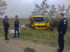 Двое погибших, около 10-ти пострадавших: перевернулся автобус на трассе под Херсоном (ФОТО)