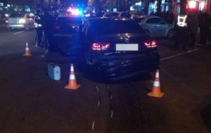 Автомобиль вылетел на островок безопасности, люди чудом спаслись: видео происшествия в Харькове