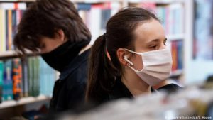 Вызывает потерю голоса: врач предупредила о распространении нового штамма коронавируса