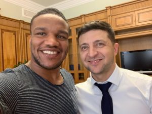 “Слуга” в Раде пытался втихую смотреть видео в телефоне