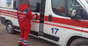Врачи без зарплат, медики “скорой” без ковидных доплат: что происходит в Запорожье