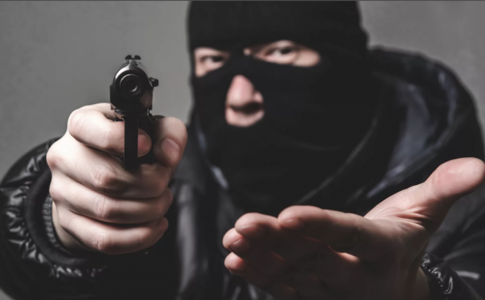 Угрожал оружием, вынес сейф и деньги: нападение на отделение «Новой почты» в Запорожской области