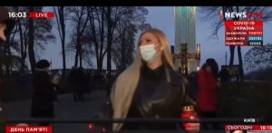 Назвала память о голодоморе флешмобом: в Киеве напали на журналистку NewsOne (ВИДЕО)