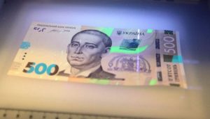 В Украине массово распространяют фальшивые купюры: как распознать и не попасть в ловушку