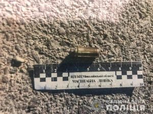 Мужчина с ребенком начал стрельбу по подросткам: в сеть попало видео конфликта в Николаеве