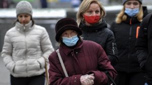 Украину начали готовить к жесткому карантину в январе: что запретят