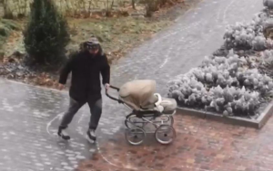 Отец года на коньках прогуливался с ребенком в коляске: видео взорвало сеть