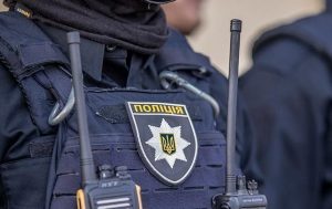 Курьезы: при виде полицейских женщина сняла платье в Харькове (ВИДЕО)