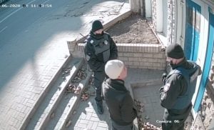 В Запорожье неизвестный взломал вход в частное помещение и запустил туда полицейских: делом занялось ГБР (ВИДЕО)