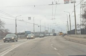 В Запорожье трещит плотина ДнепроГЭС: автобусам и троллейбусам запретили ездить по одной из полос (ВИДЕО)