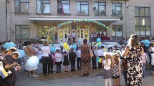 Батьки проти директора: в школі на Космосі планують залишити лише початківку