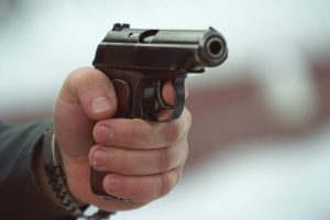 Пьяный мужчина ранил 10-летнего мальчика из пистолета: подробности ЧП в Николаеве