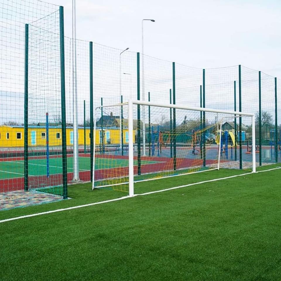 Зеленое поле. Стадион ясенево паустовского. Оснащенное поле. Футбольный газон. Оснащенное поле.