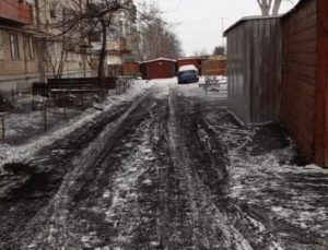 Детям в таком снегу лучше не играть: в Орехове дворы засыпает сажей (ФОТО)