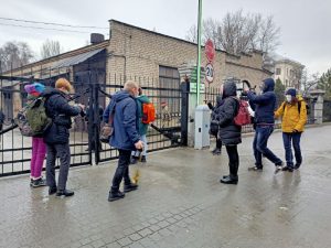 В Запорожье силой не пускали журналистов в горсовет: сессию покинула целая фракция (РЕПОРТАЖ)