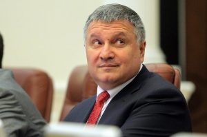 Аваков раздал несколько тысяч единиц наградного оружия
