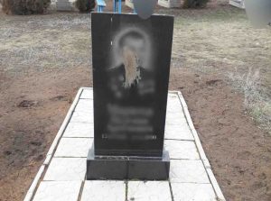 На кладбище в Запорожской области в грязью измазали множество могильных плит (ФОТО)