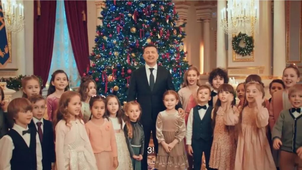 Заплатили по 500 грн и привлекли детей к ночным съемкам: скандал с новогодним поздравлением Зеленского (ФОТО)