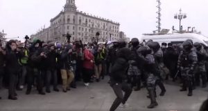 Кавказец голыми руками отбивается от ОМОНа на митинге за Навального в РФ (ВИДЕО)