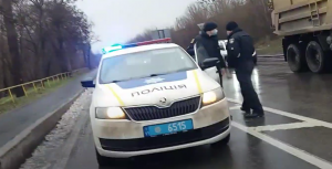Пробки на мостах: в Запорожье полиция решила наказать водителя, но пришлось извиняться (ВИДЕО)