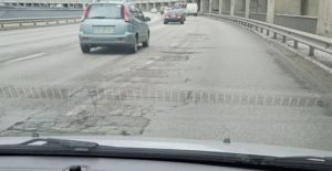Латать ямы – мало смысла: в Запорожье асфальт на плотине разрушается всё активнее (ВИДЕО)