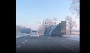 Грузовик разорвало пополам: на трассе Запорожье-Днепр серьезное ДТП (ВИДЕО)