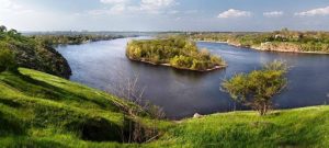 На Хортице собираются спилить десятки деревьев и перерыть луг