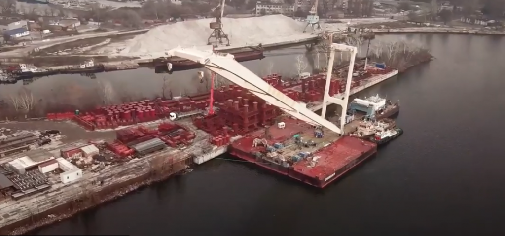 Начало положено: кран «Захарий» полностью готов к работам на будущем мосту в Запорожье (ВИДЕО)